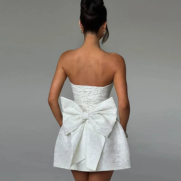 LuxeCharm – Elegante vestido de noche con cuello halter