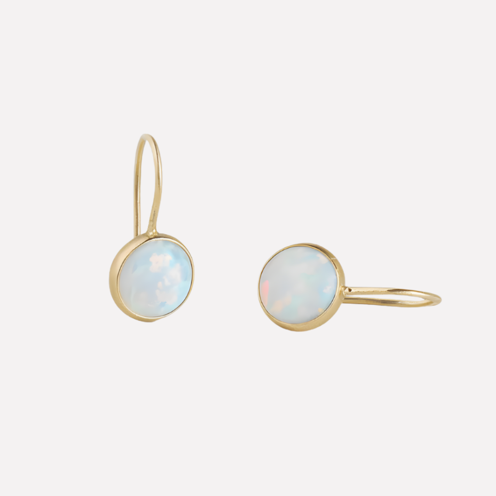 Aretes de Gota para Mujeres en Ópalo Blanco con Acabado Dorado