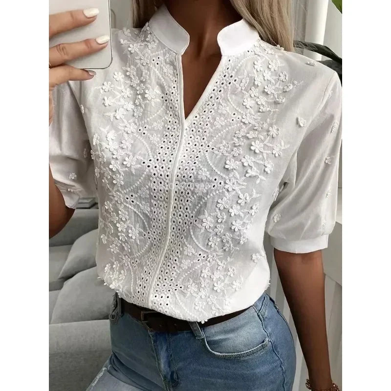 Blusa blanca de verano con bordados y cuello en V
