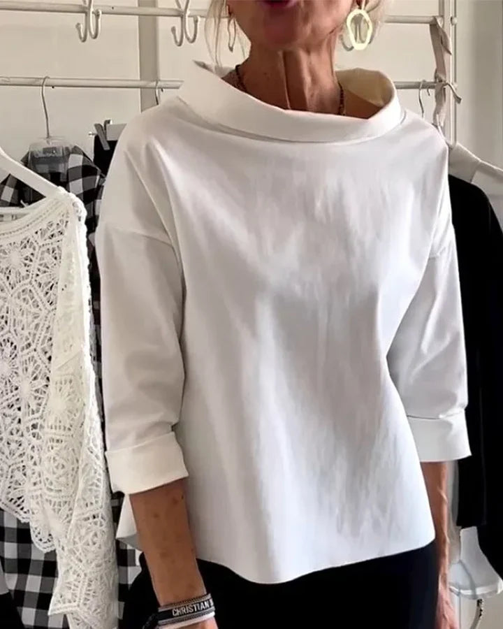 Top informal con solapas anchas y cuello de tortuga a media altura para un look elegante