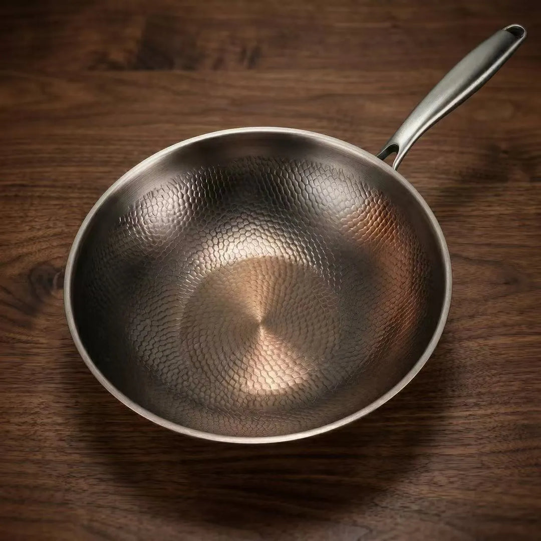 Sarten wok de titanio martillado con fondo plano