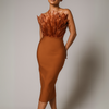 Vestido midi sin tirantes para mujer con ribete de plumas