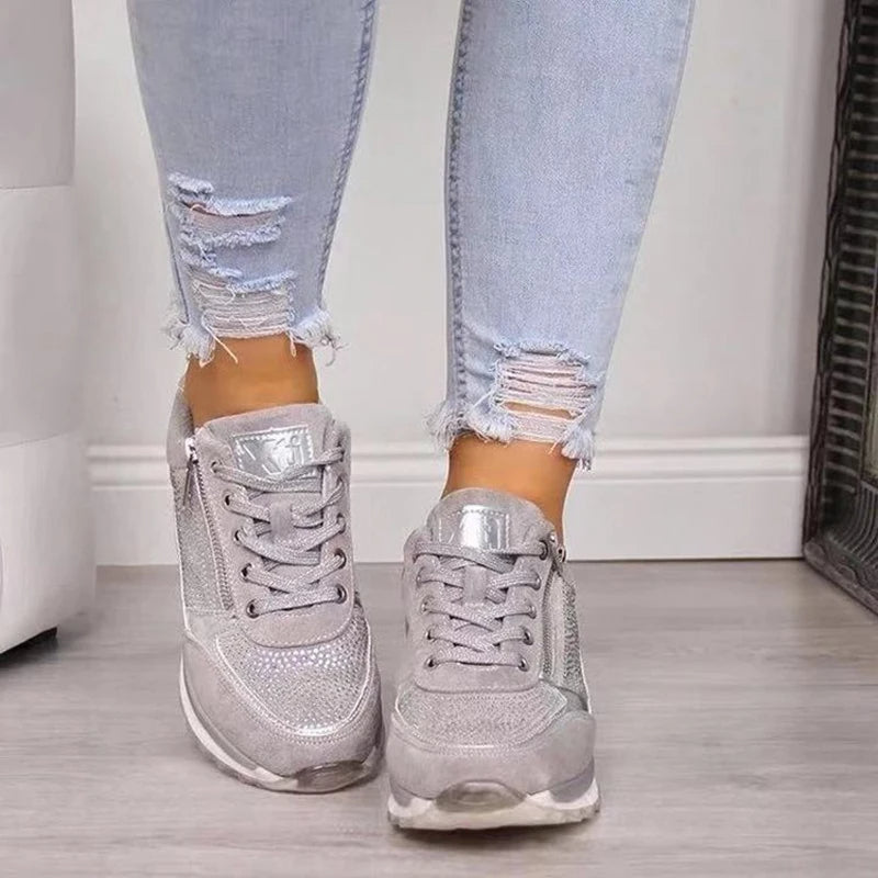 Zapatillas deportivas de mujer con detalles de cristal y suela de plataforma