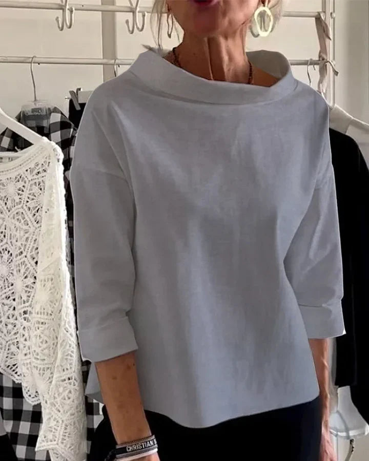 Top informal con solapas anchas y cuello de tortuga a media altura para un look elegante