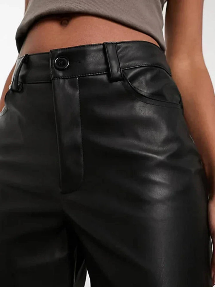 Pantalones de cuero de cintura alta para mujer de SleekEdge