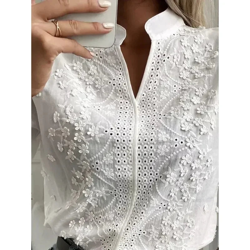 Blusa blanca de verano con bordados y cuello en V