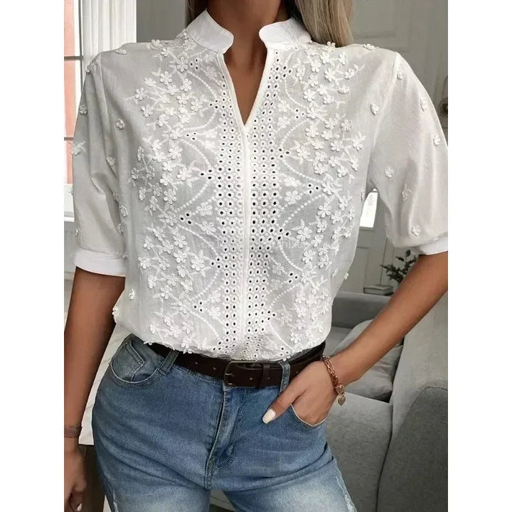Blusa blanca de verano con bordados y cuello en V