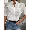Blusa blanca de verano con bordados y cuello en V