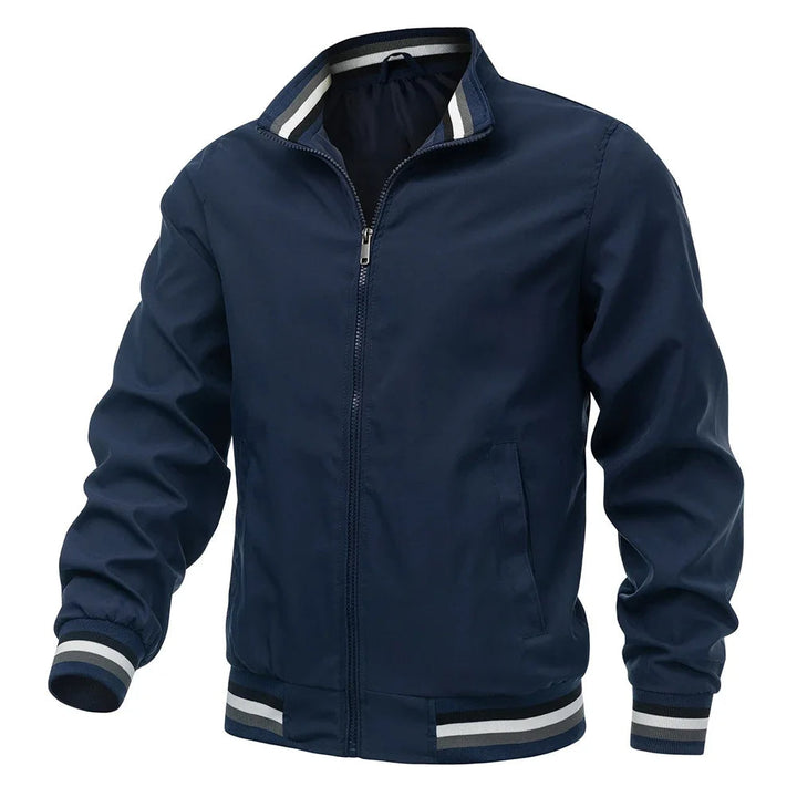 Chaqueta cortavientos ligera con cuello alto para hombre, vista de cerca