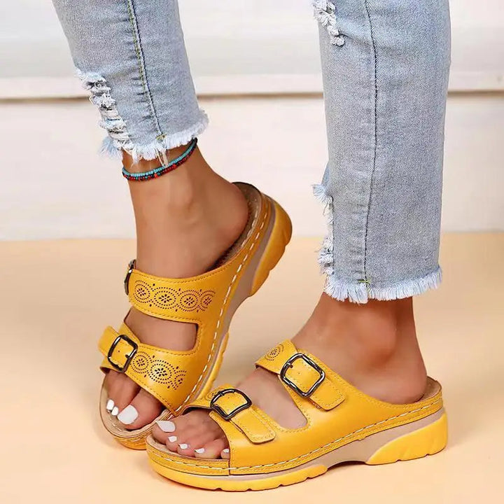 Cómodas sandalias de cuña con doble hebilla
