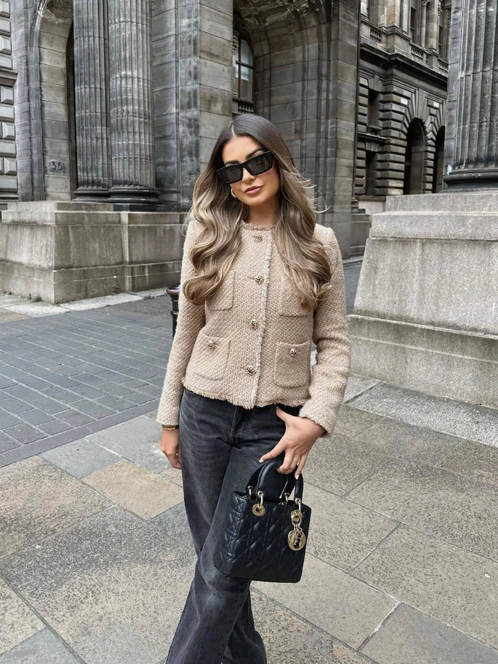 Elegante chaqueta corta de tweed para mujer: sofisticación atemporal con un toque moderno