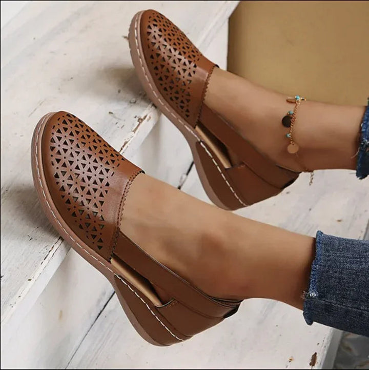 Sandalias de cuña sin cordones.