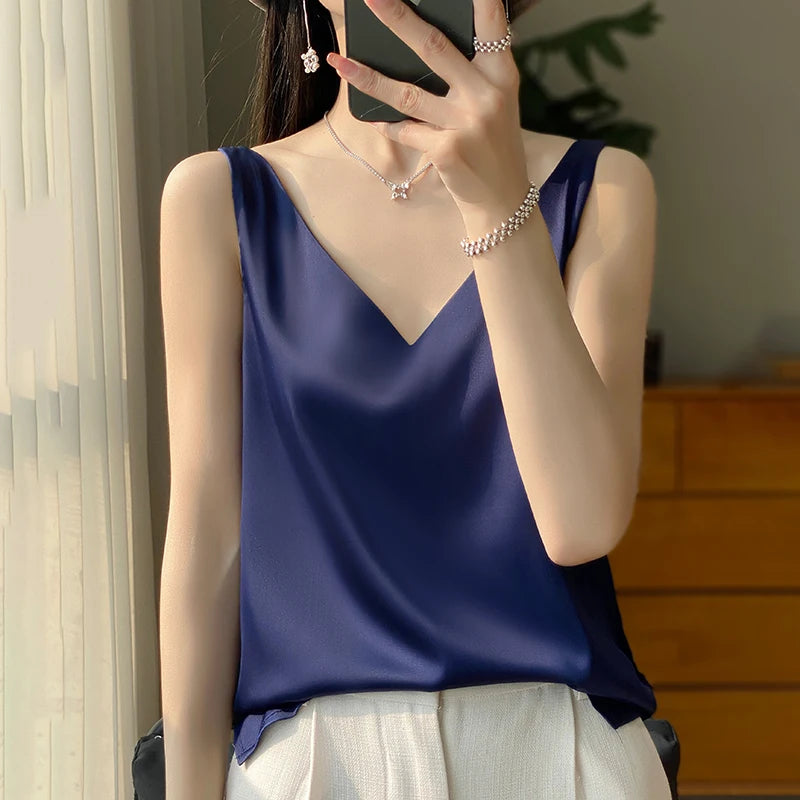 Top de tejido satinado para mujer, vista de cerca