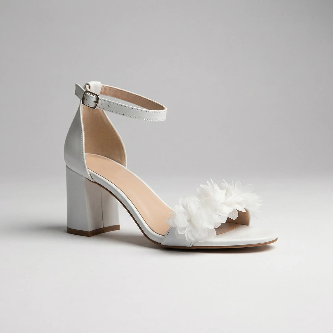 Blosselle - Sandalia de tacón de bloque con detalle floral en la puntera