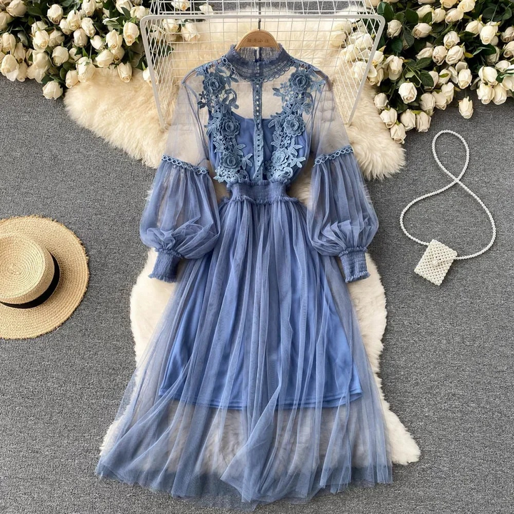 Encantador vestido floral con cuello alto