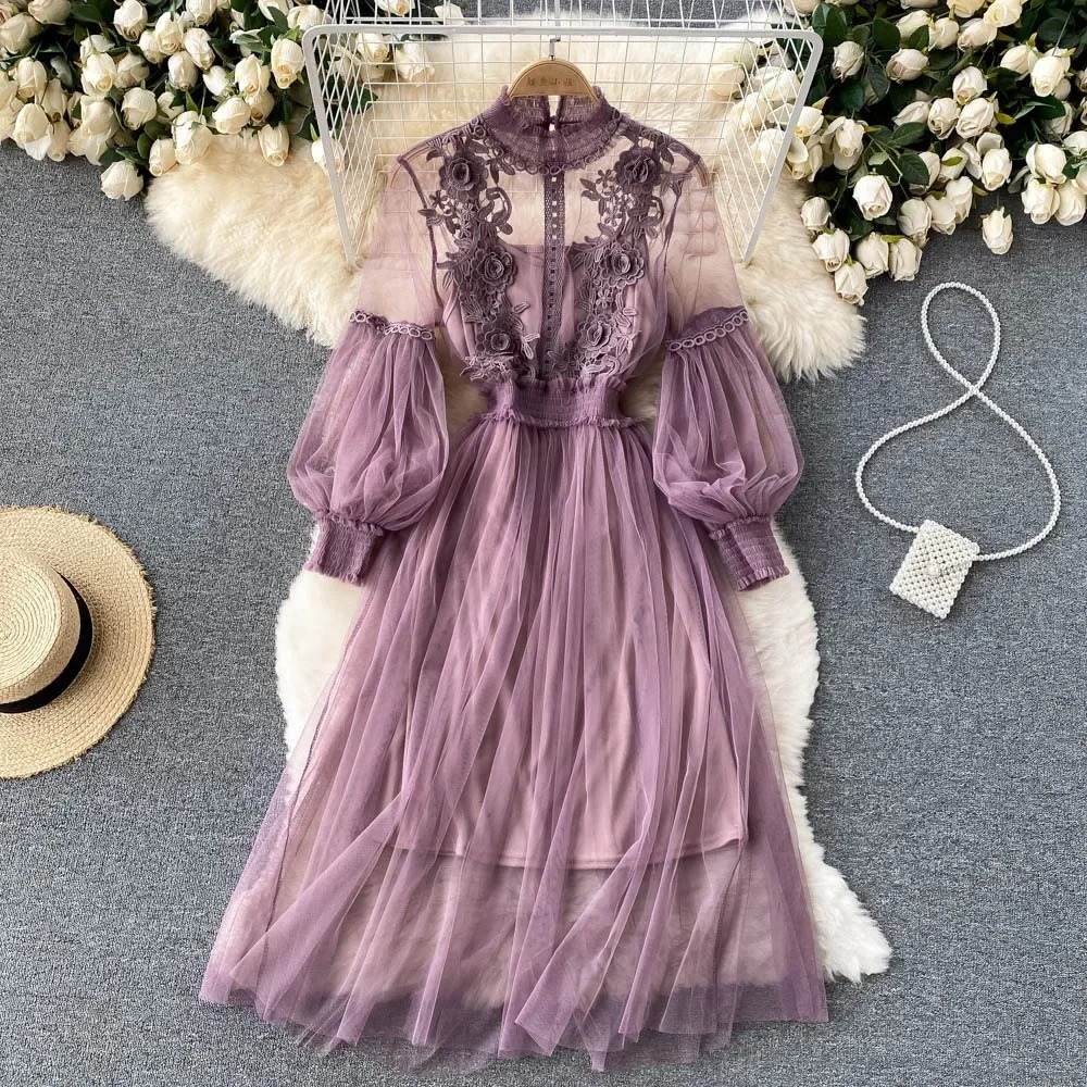 Encantador vestido floral con cuello alto