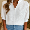 Blusa blanca de encaje con cuello en V