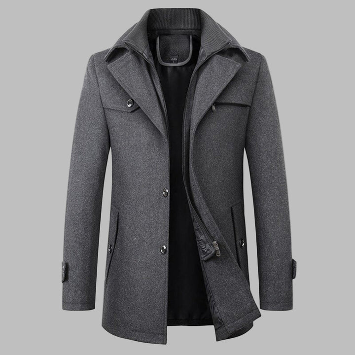 Grijze heren winterjas met knopen en opstaande kraag, stijlvolle en warme wollen mantel, ideaal voor koude seizoenen, modieuze herenkleding.
