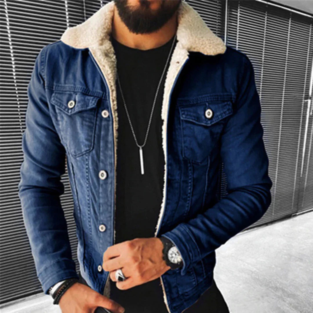 Chaqueta vaquera atemporal con corte clásico y estilo urbano