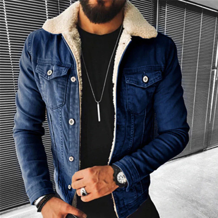 Chaqueta vaquera atemporal con corte clásico y estilo urbano