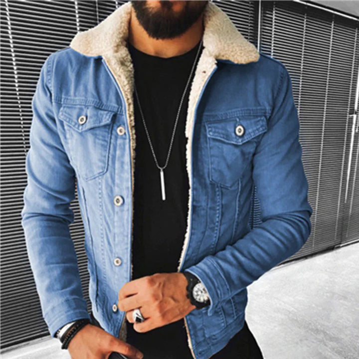 Chaqueta vaquera atemporal con corte clásico y estilo urbano