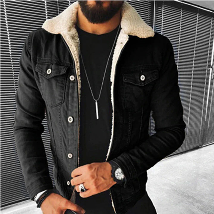 Chaqueta vaquera atemporal con corte clásico y estilo urbano