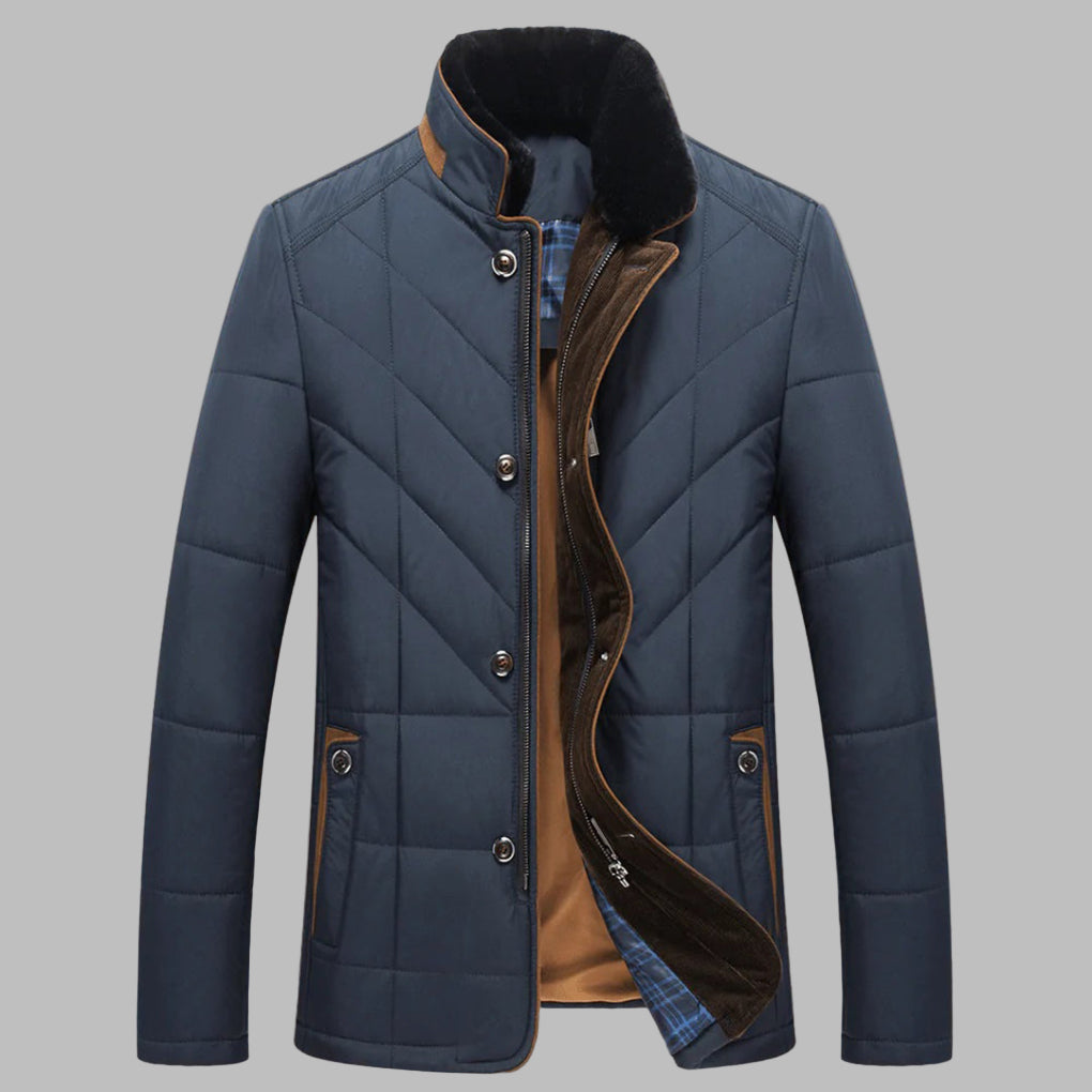 Donkerblauwe gewatteerde winterjas voor heren met opstaande kraag, knoopsluiting y zakken. Stijlvolle en Warme jas voor koude seizoenen.