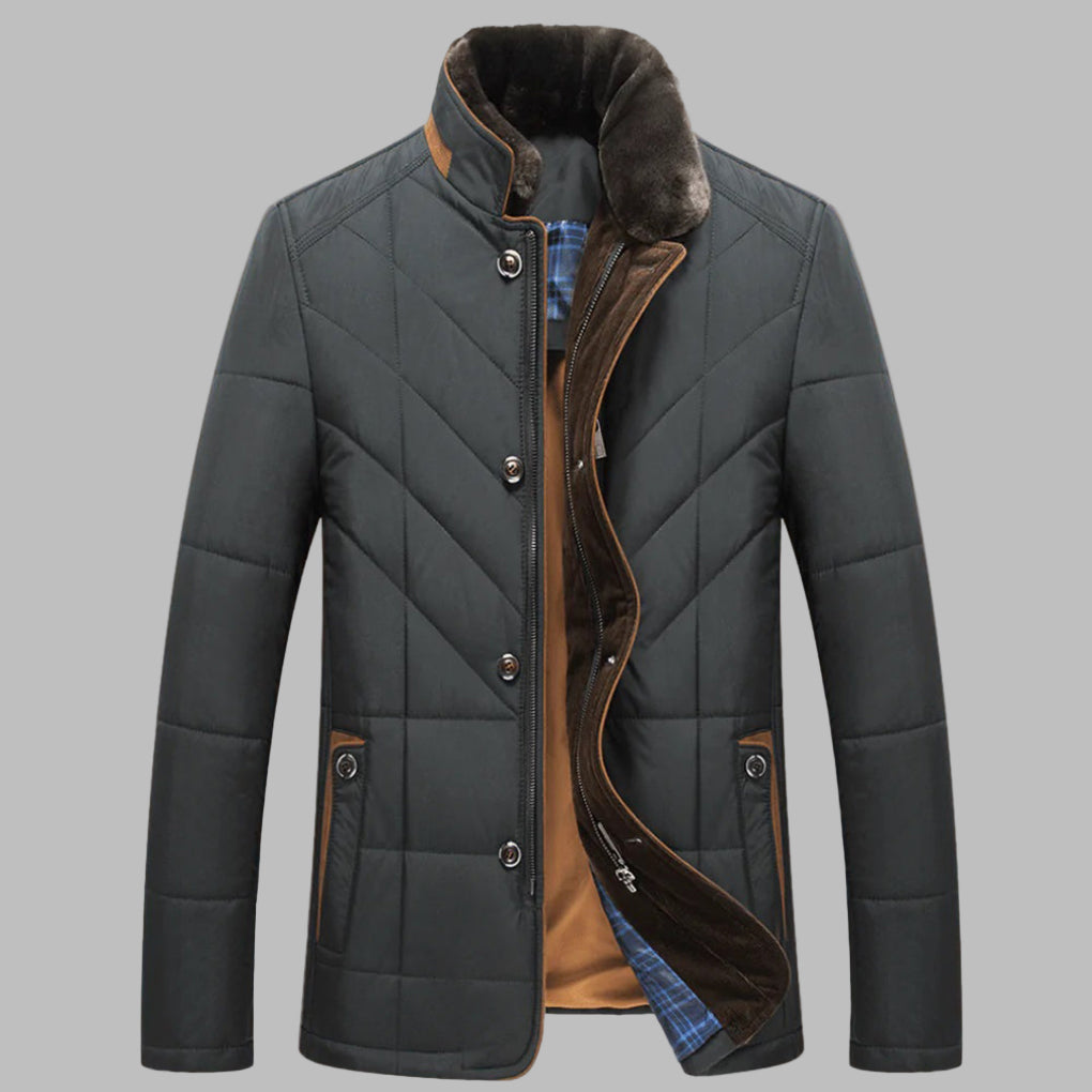 Donkergroene gwatteerde winterjas voor heren met bruine Accenten, opstaande kraag y knoopsluiting. Stijlvolle en Warme herenmode.