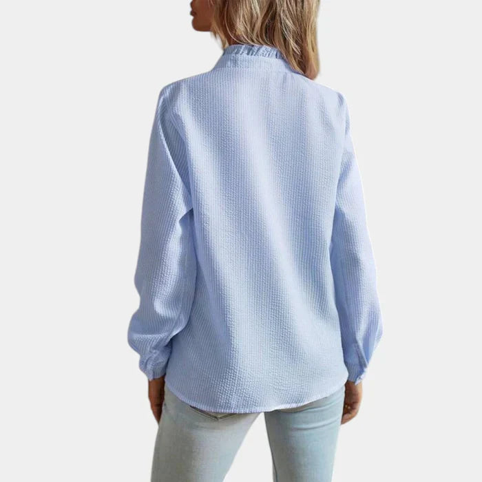 Blusa de mujer a rayas con volantes y elegante cierre de botones