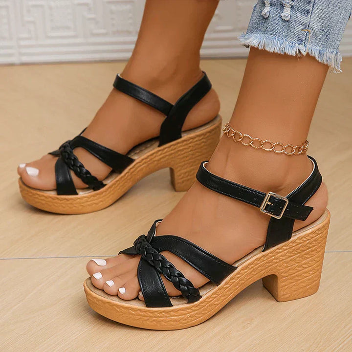 Elegantes sandalias gladiadoras con tacón grueso