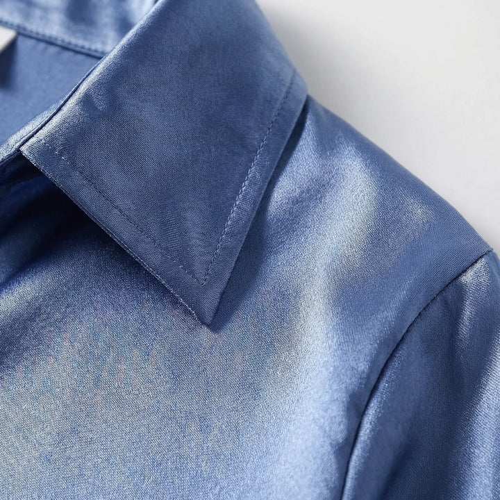 Lustreva - Blusa con botones frontales y acabado satinado