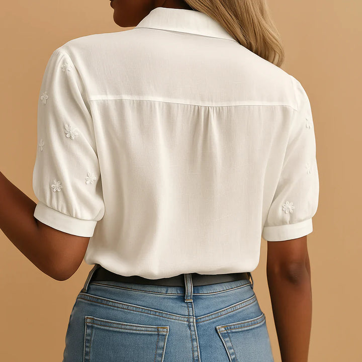 Blusa blanca bordada con cuello alto