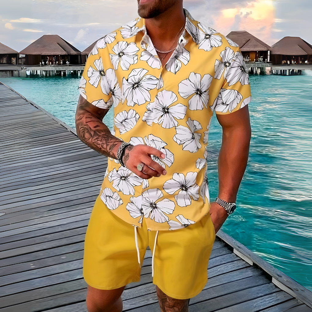 Conjunto de camisa y pantalón corto con estampado floral, vista lateral