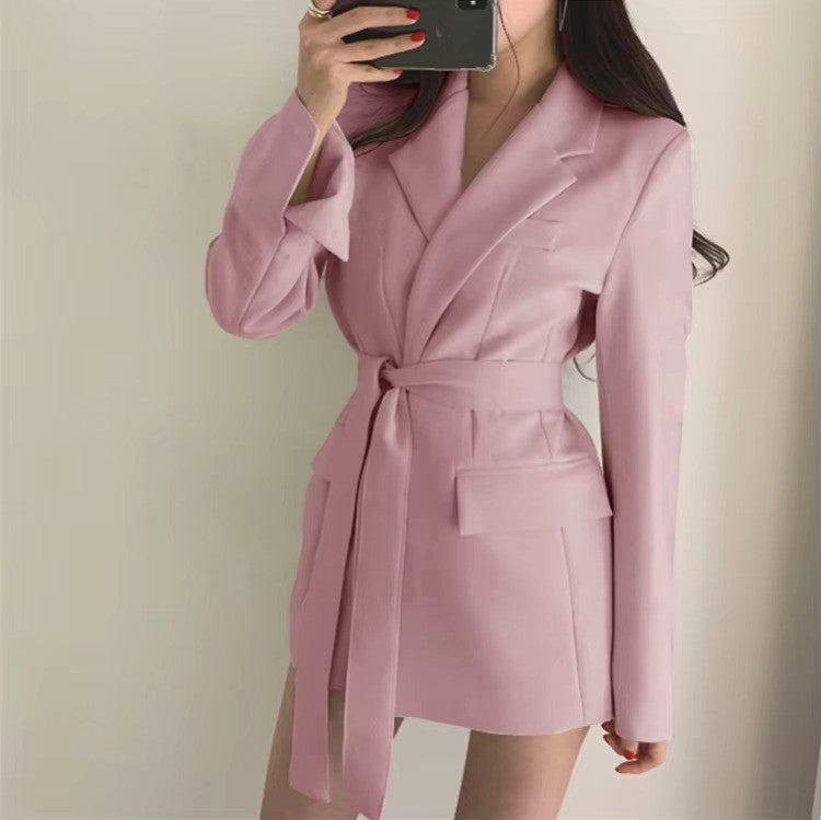 Blazer de mujer con cinturón: corte elegante y estilo versátil