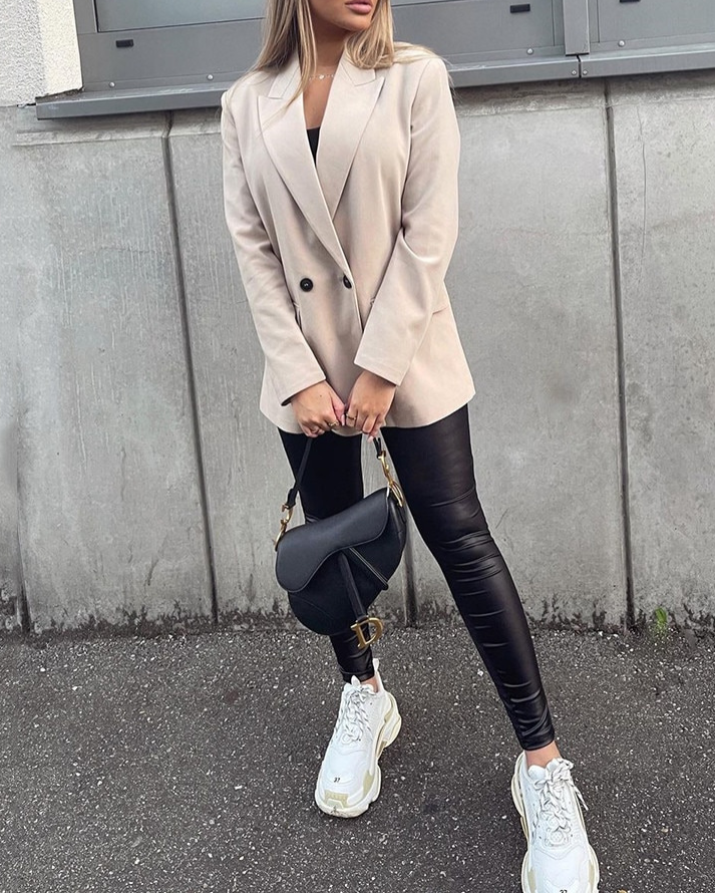 Elegante chaqueta de doble botonadura para mujer