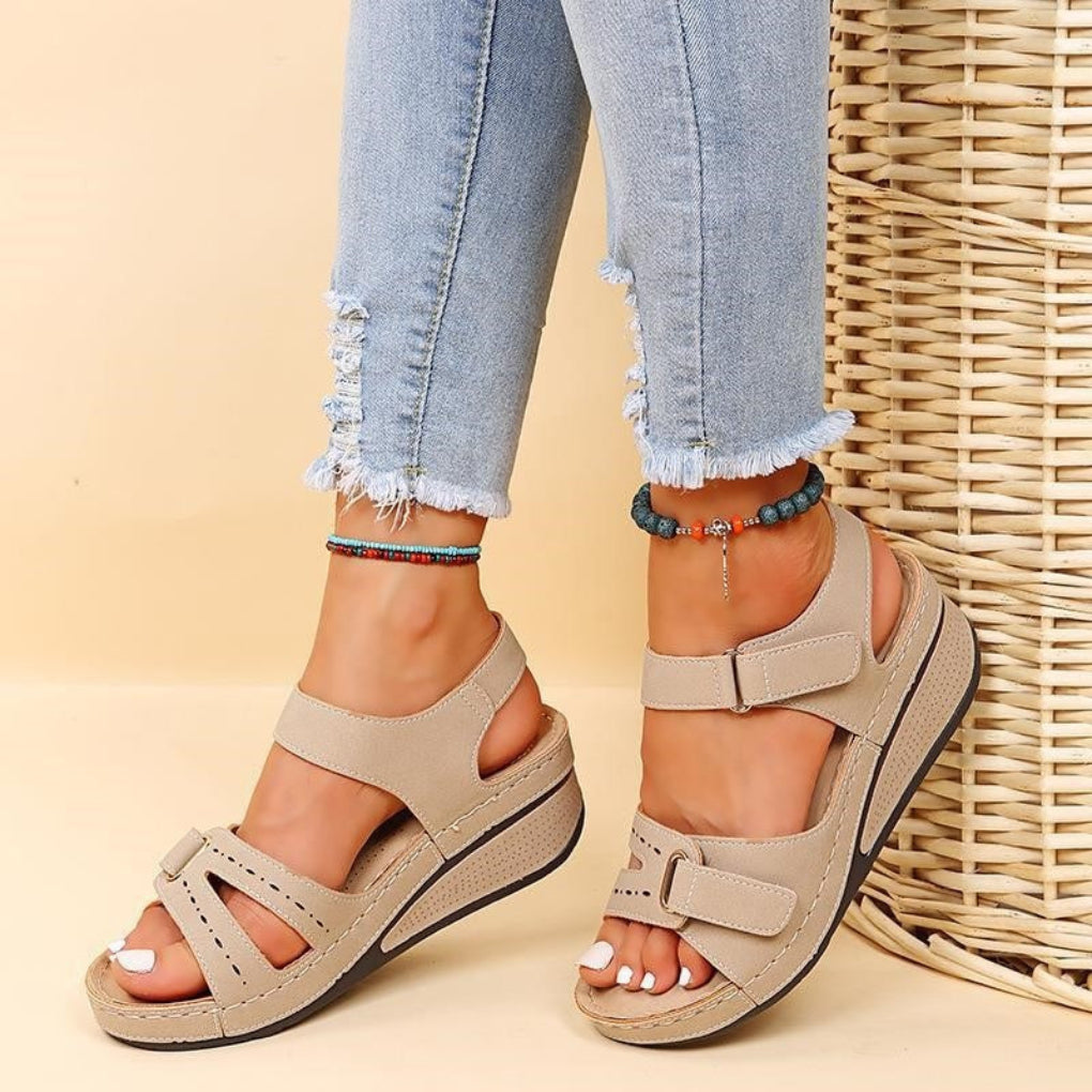 Sandalias de cuña con cierre de velcro y plantilla acolchada para mujer, vista lateral