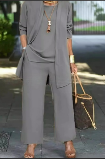 Traje de tres piezas elegante y refinado