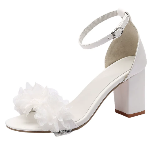 Sandalias elegantes de tacón con diseño moderno