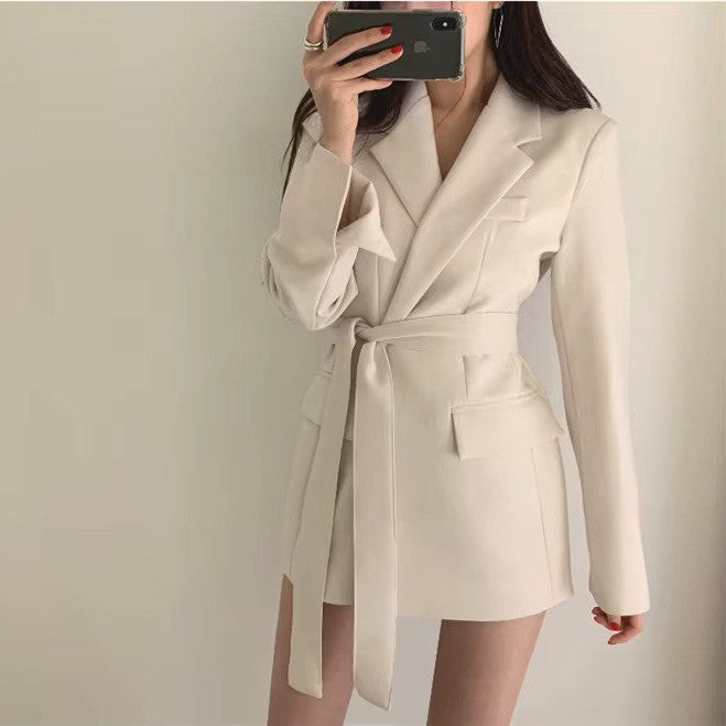 Blazer de mujer con cinturón: corte elegante y estilo versátil