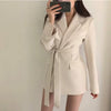 Blazer de mujer con cinturón: corte elegante y estilo versátil