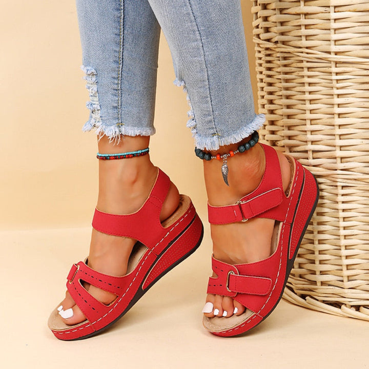 Sandalias de cuña con cierre de velcro y plantilla acolchada para mujer, vista posterior