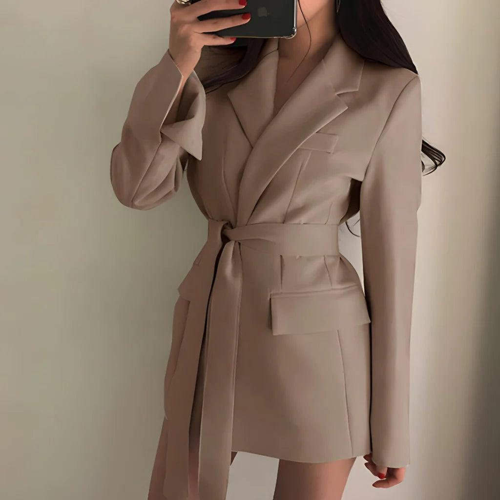 Blazer de mujer con cinturón: corte elegante y estilo versátil