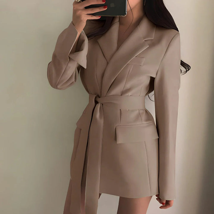 Blazer de mujer con cinturón: corte elegante y estilo versátil