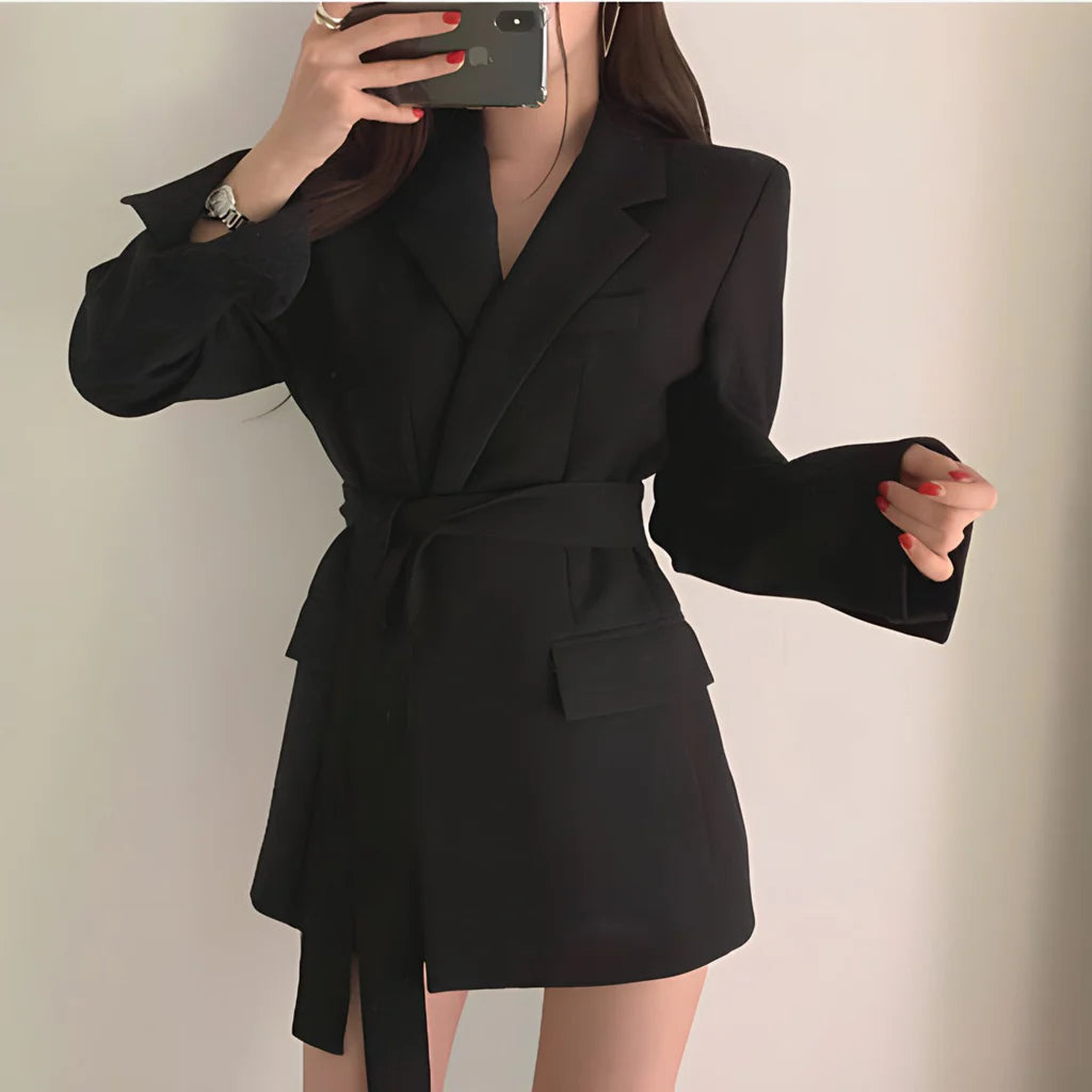 Blazer de mujer con cinturón: corte elegante y estilo versátil