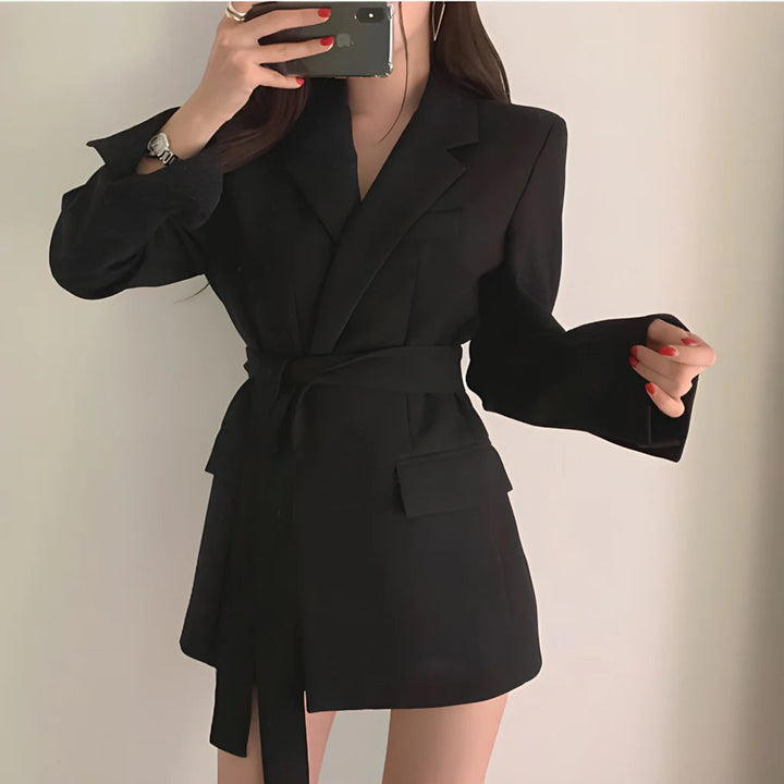 Blazer de mujer con cinturón: corte elegante y estilo versátil