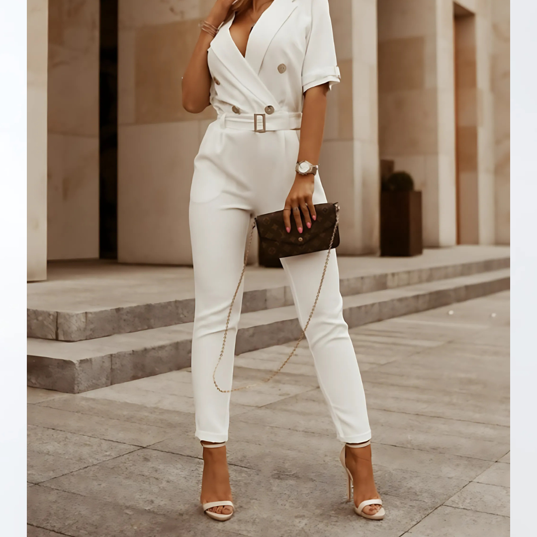 Mono elegante con cinturón