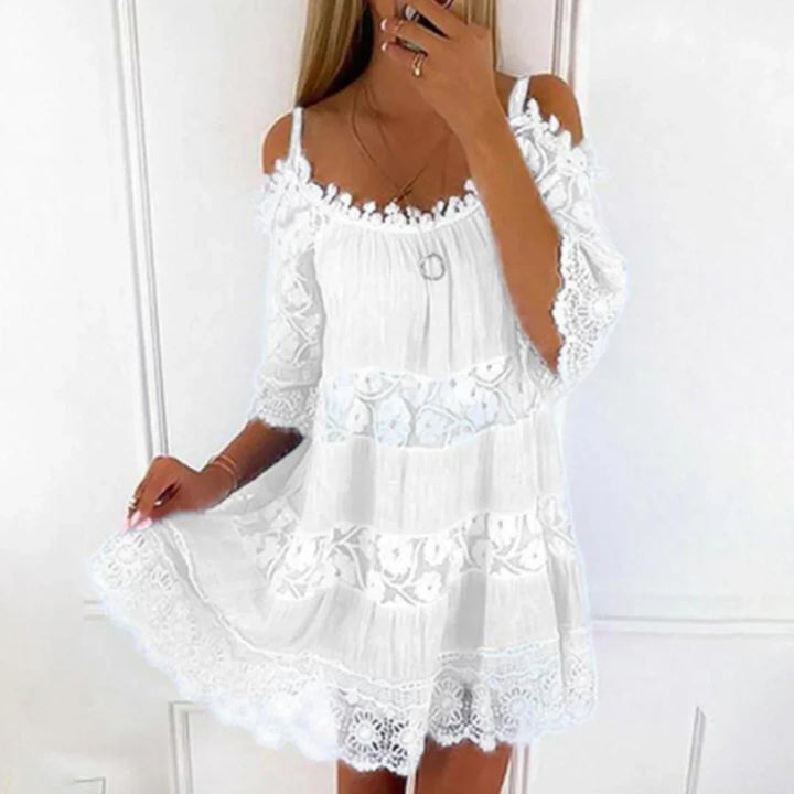 Minivestido de verano con encaje de ganchillo y bordados