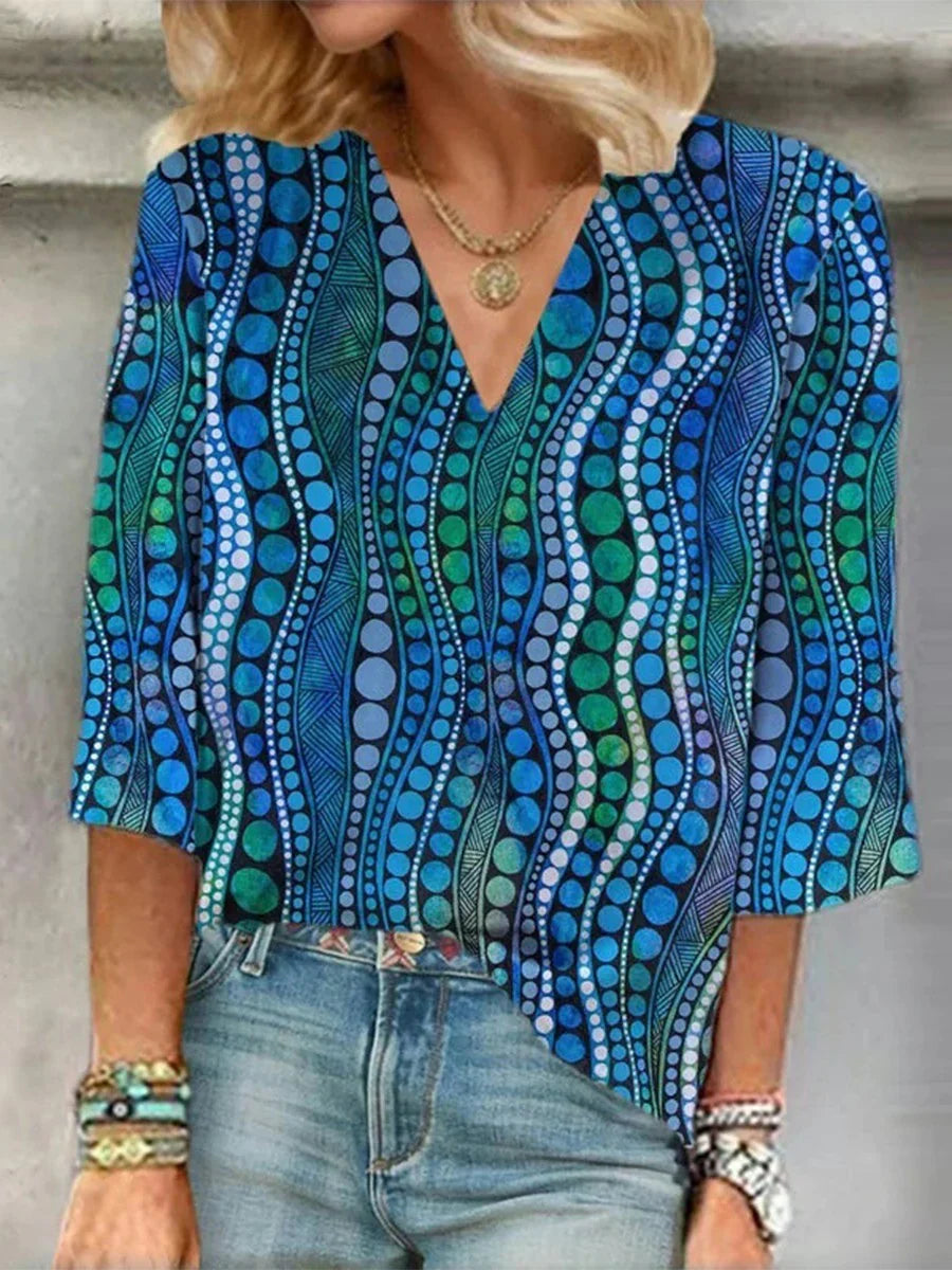 Blusa de lunares abstractos con cuello en V favorecedor