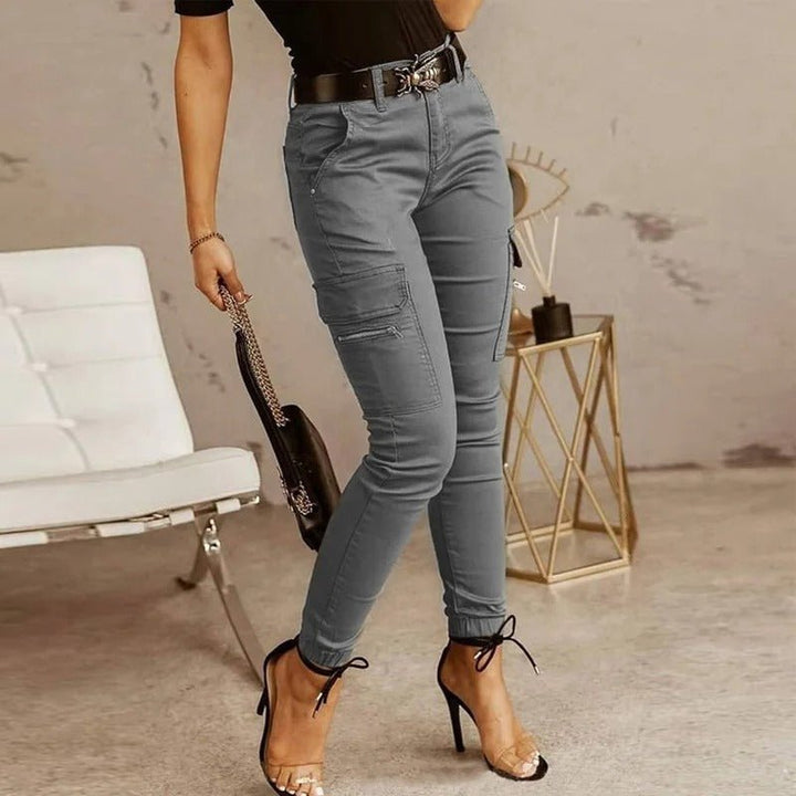 Pantalones de chándal de estilo cargo para mujer, vista de cerca