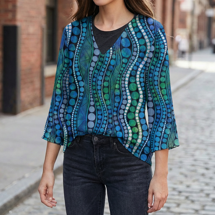 Blusa Abstracta con Puntos y Cuello en V Flattering